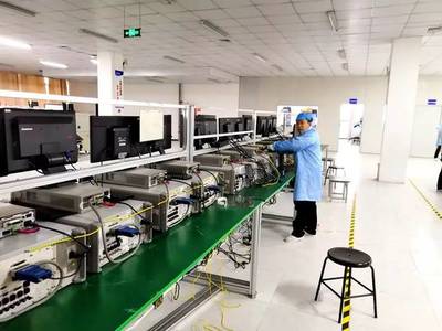 淮北新电子厂首张手机主板诞生，技术研发岗位报名者络绎不绝